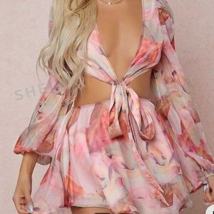 🩷2/$15🩷 Lantern Sleeve Knot Cutout Romper in Size XS